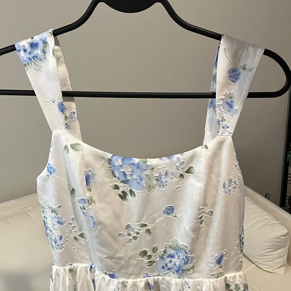 Elegant White and Blue Floral Dress - Picture 3 of 5